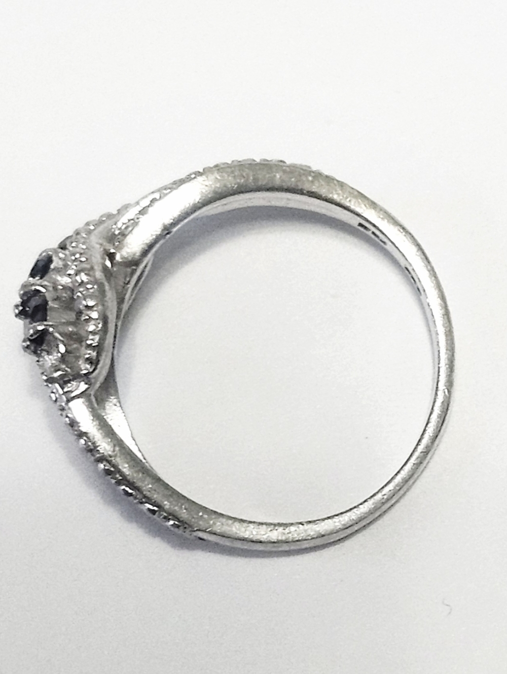 Sterling Silver Black & White Stone Infinity Ring size 6 one Stone Missing - Picture 9 of 11